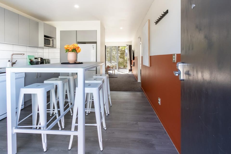 Coffee/tea facilities, Dining area, microwave, kitchen