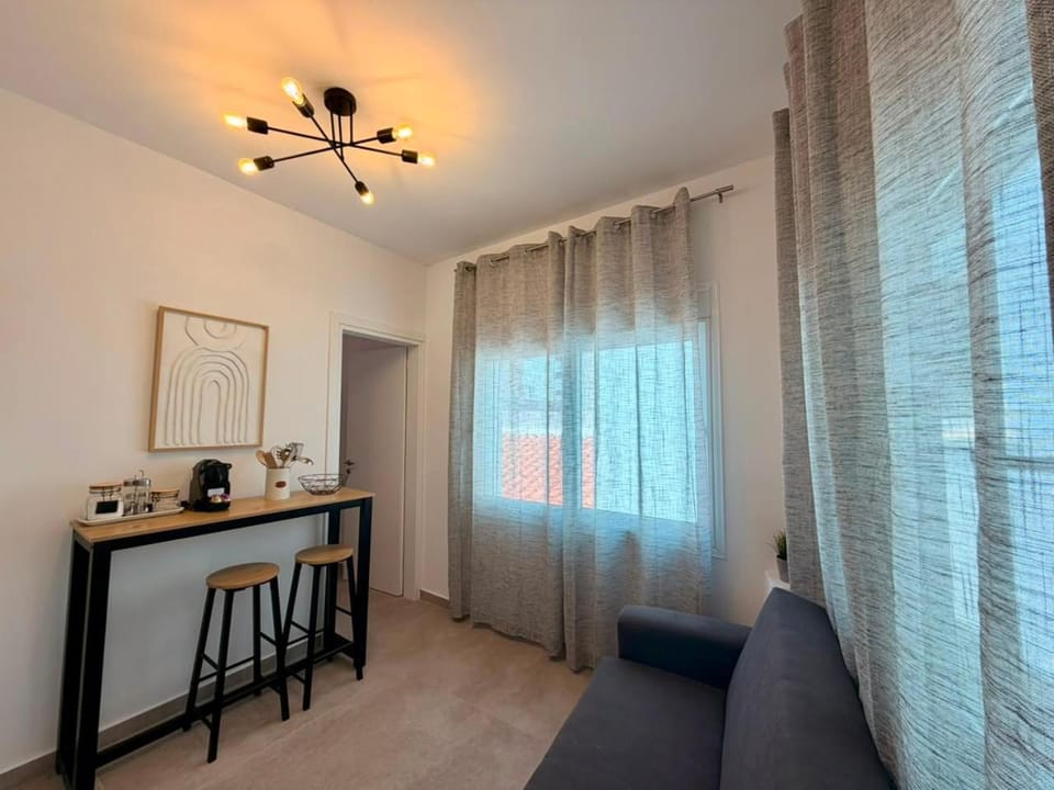 Kitchen or kitchenette, Seating area, Dining area
