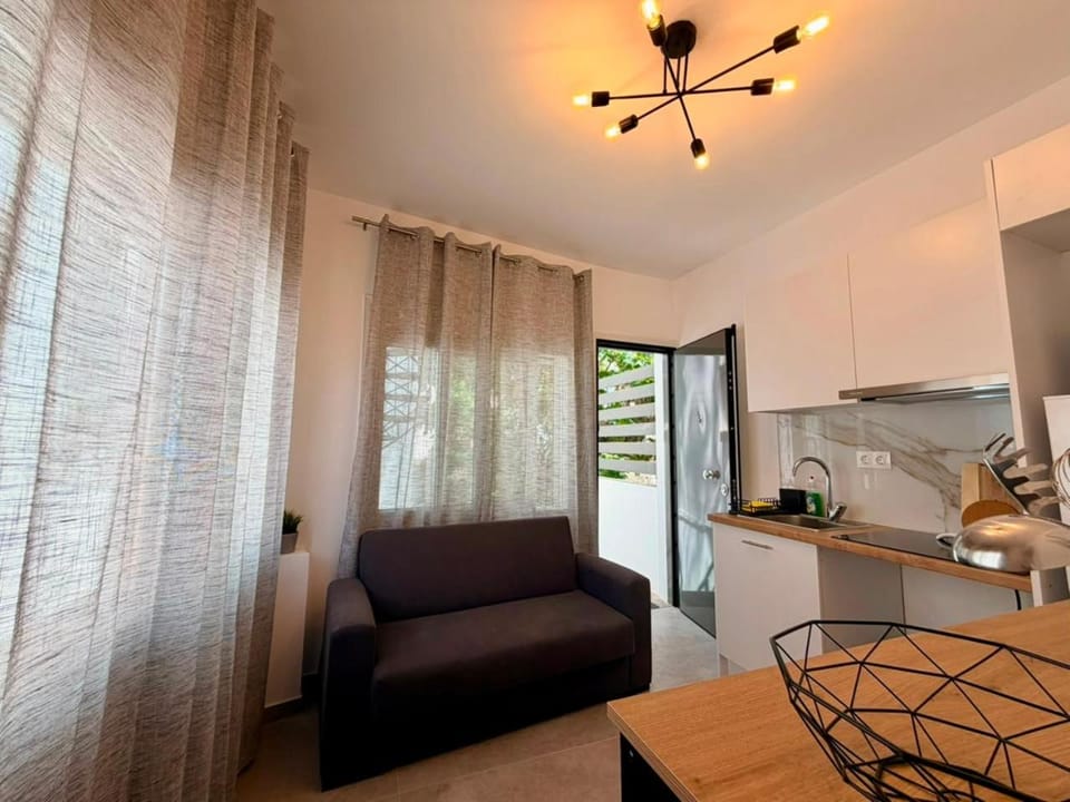 Kitchen or kitchenette, Seating area, Dining area