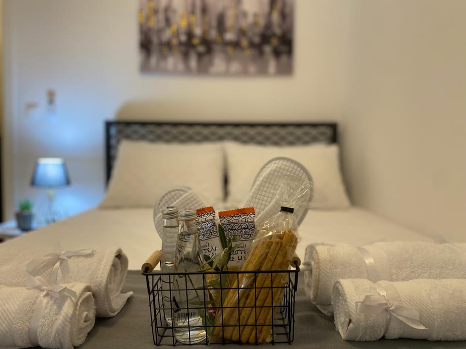 Bed, Bedroom, towels