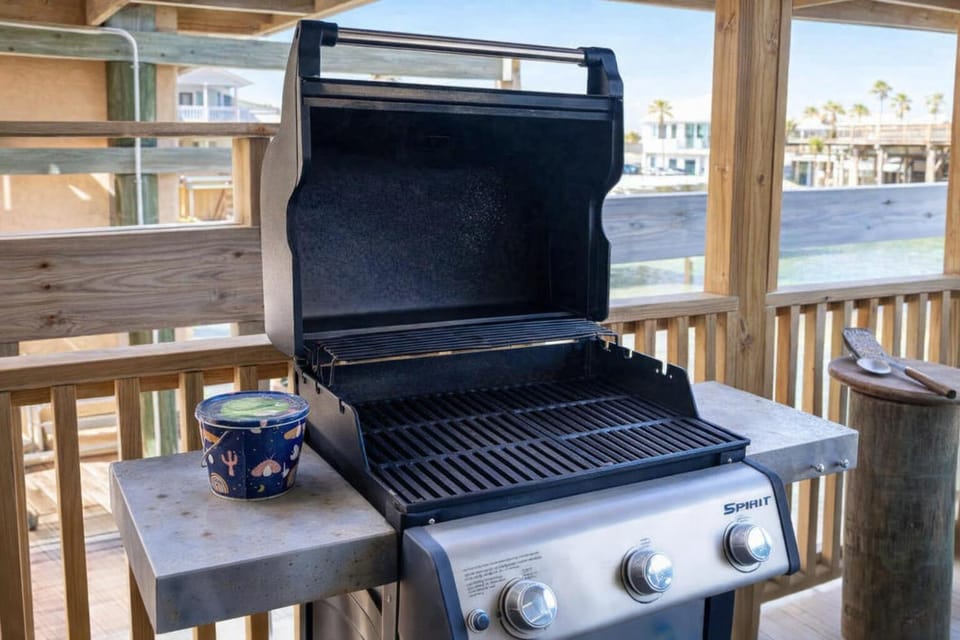Channelfront - Dock - Fishing - BBQ - Deck home House in Port Isabel