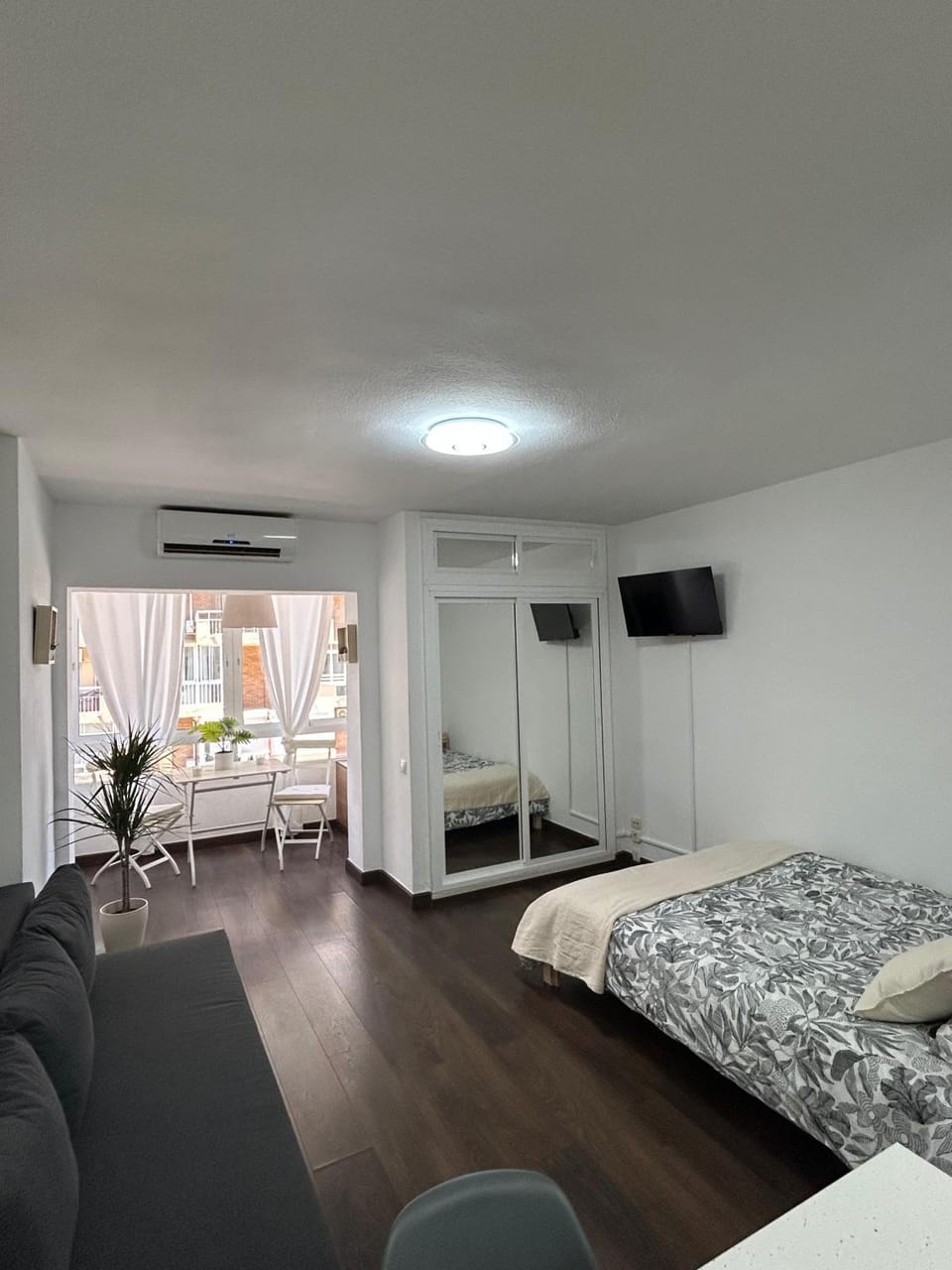 Bed, TV and multimedia, Living room, Photo of the whole room, Seating area, Bedroom, air conditioner