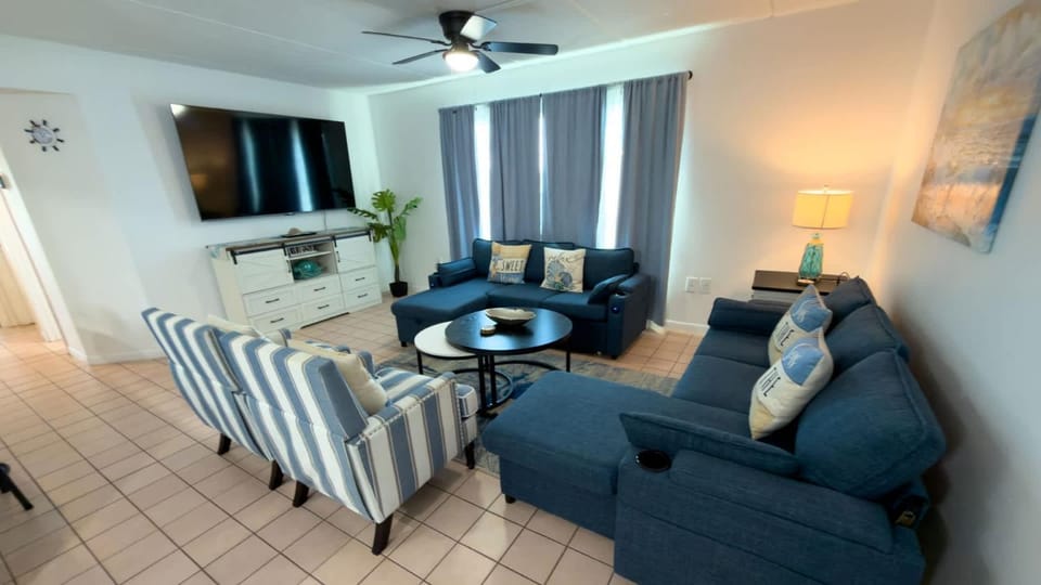 Walkable Location - 99 Steps to Beach - Pool apts Apartment in South Padre Island