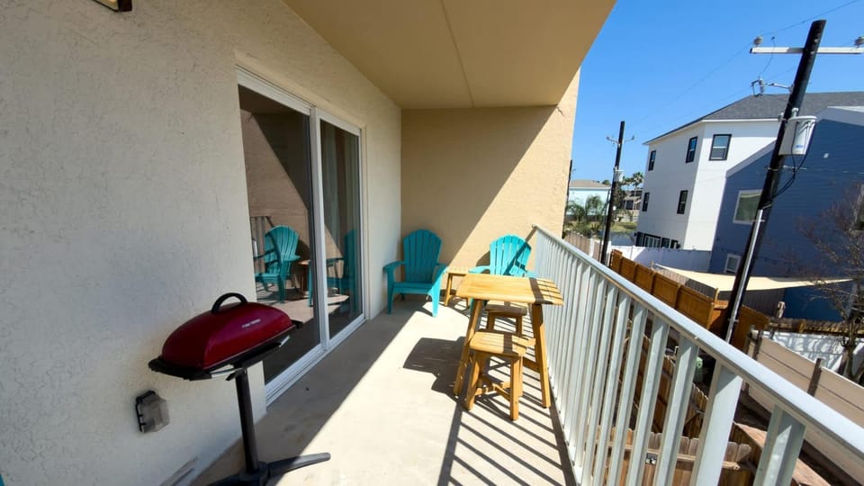 Walkable Location - 99 Steps to Beach - Pool apts Apartment in South Padre Island