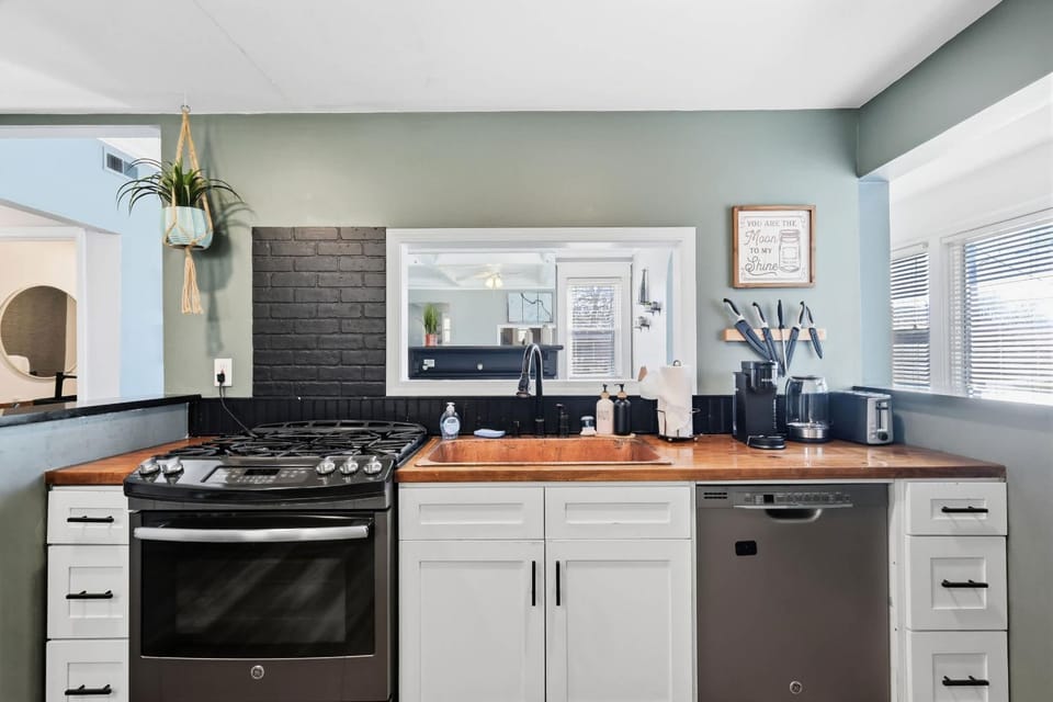 Historic Foursquare Home Vintage Charm & Comfort House in Jefferson County