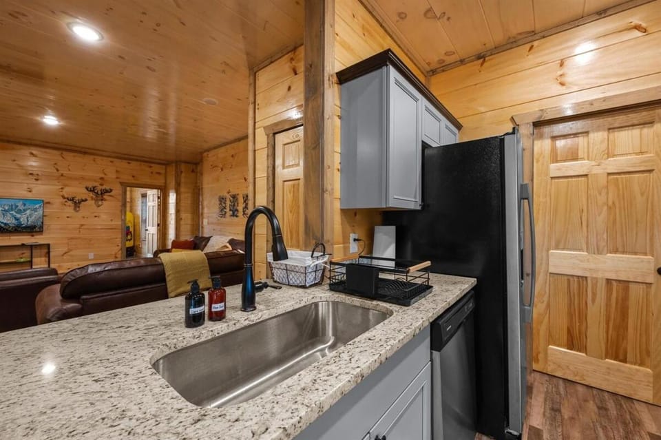 Smoky Mountain Cabin with Pool Hot Tub close to Dollywood Cabin in Pigeon Forge