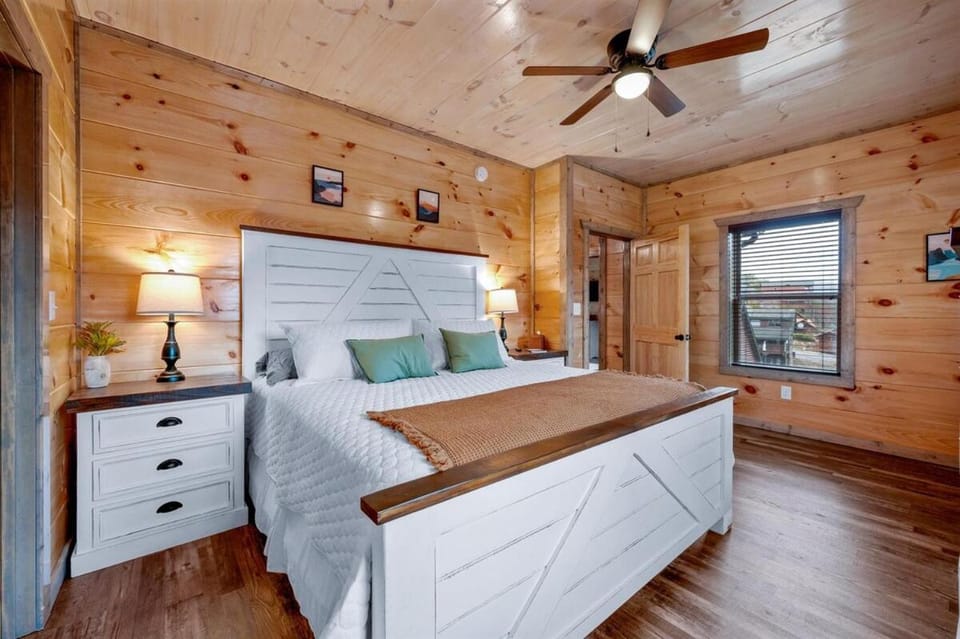 Smoky Mountain Cabin with Pool Hot Tub close to Dollywood Cabin in Pigeon Forge