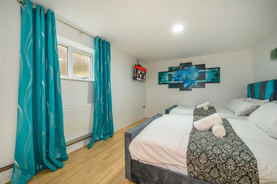 Phenomenal Stay - Private Parking & Hot tub Apartment in Dewsbury