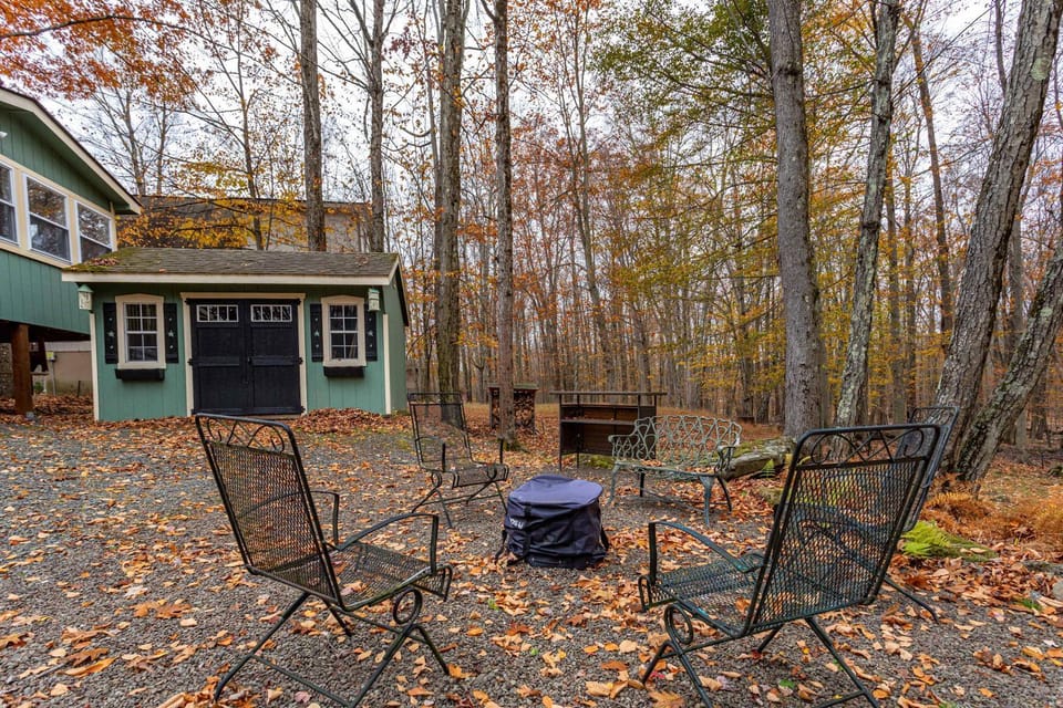 The Fairway Lodge Game Room Fire Pit Tee Tim Chalet in Lake Wallenpaupack