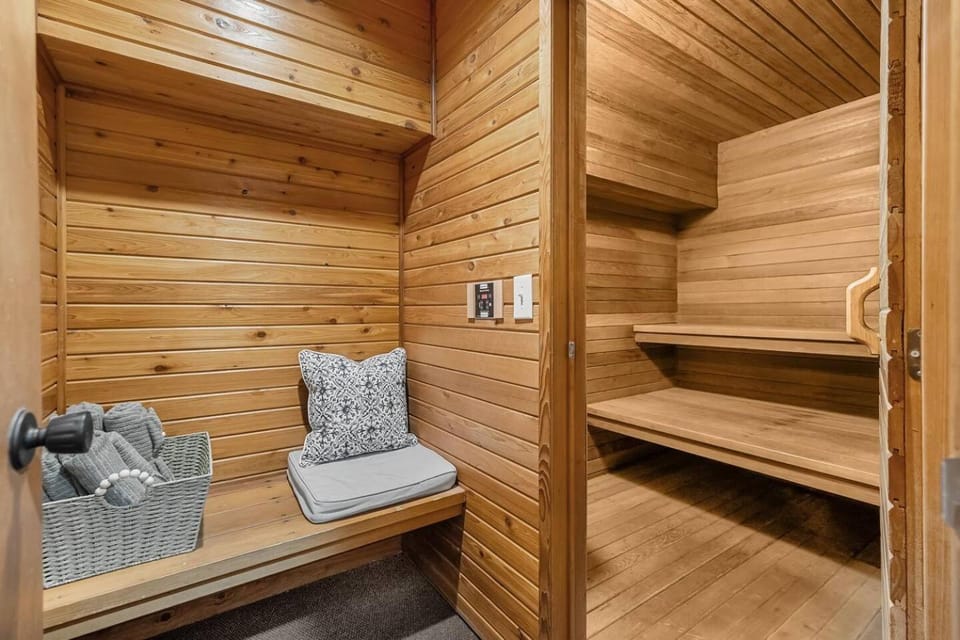 Luxe Paradise - Indoor Pool - Hotub - Sauna - Gym - Games Apartment in Calgary