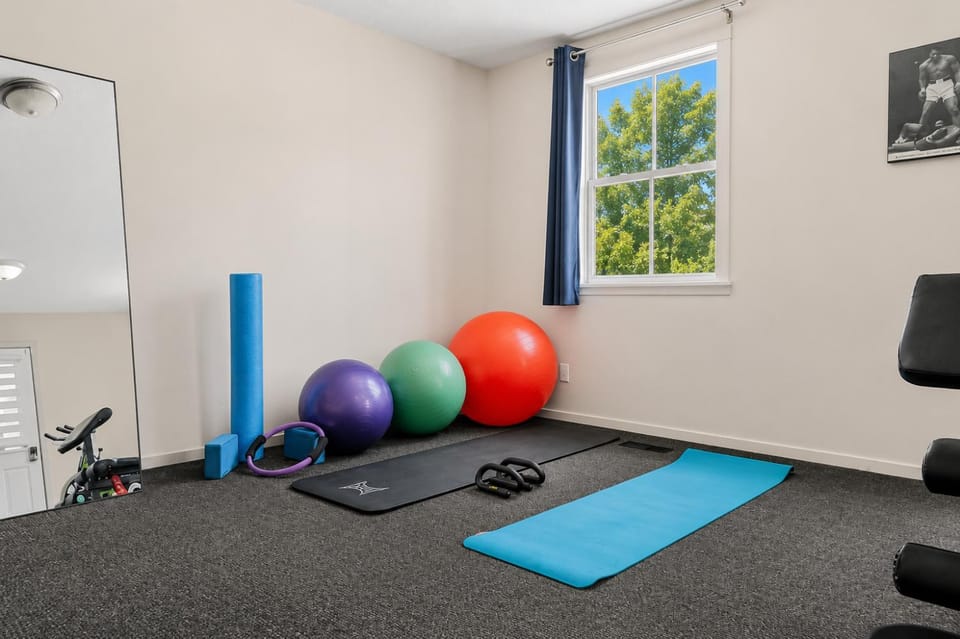 Luxe Paradise - Indoor Pool - Hotub - Sauna - Gym - Games Apartment in Calgary