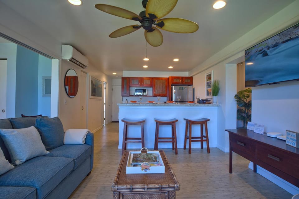 TV and multimedia, Kitchen or kitchenette, Living room, Seating area, Dining area