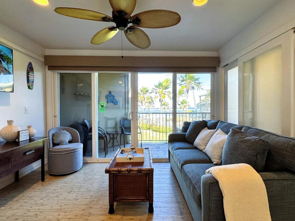 Day, Living room, Seating area