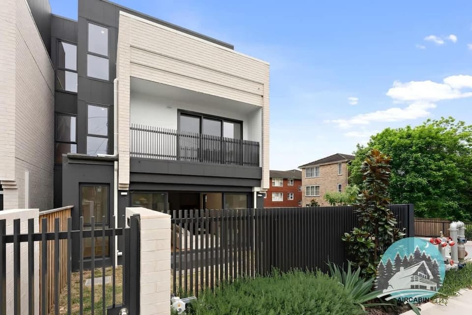 Chic 4-Level Family Home Chatswood Chase & Metro House in Sydney