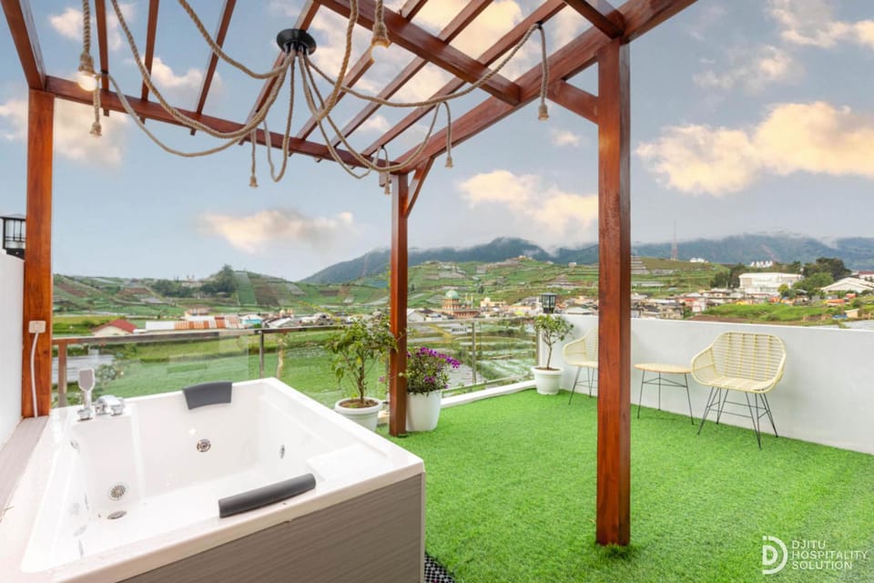 View (from property/room), Balcony/Terrace, Mountain view