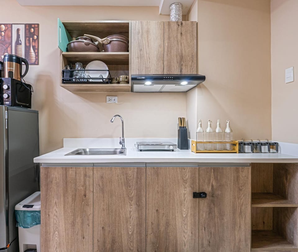 Kitchen or kitchenette, oven