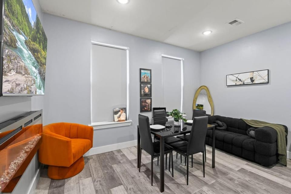 Cozy West Philly 1BR with Fireplace & Vinyl Free Parking Apartment in Philadelphia