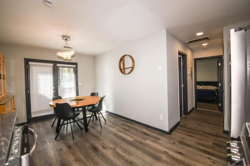 2 bedroom 20 min from downtown 4 beds House in Riverdale