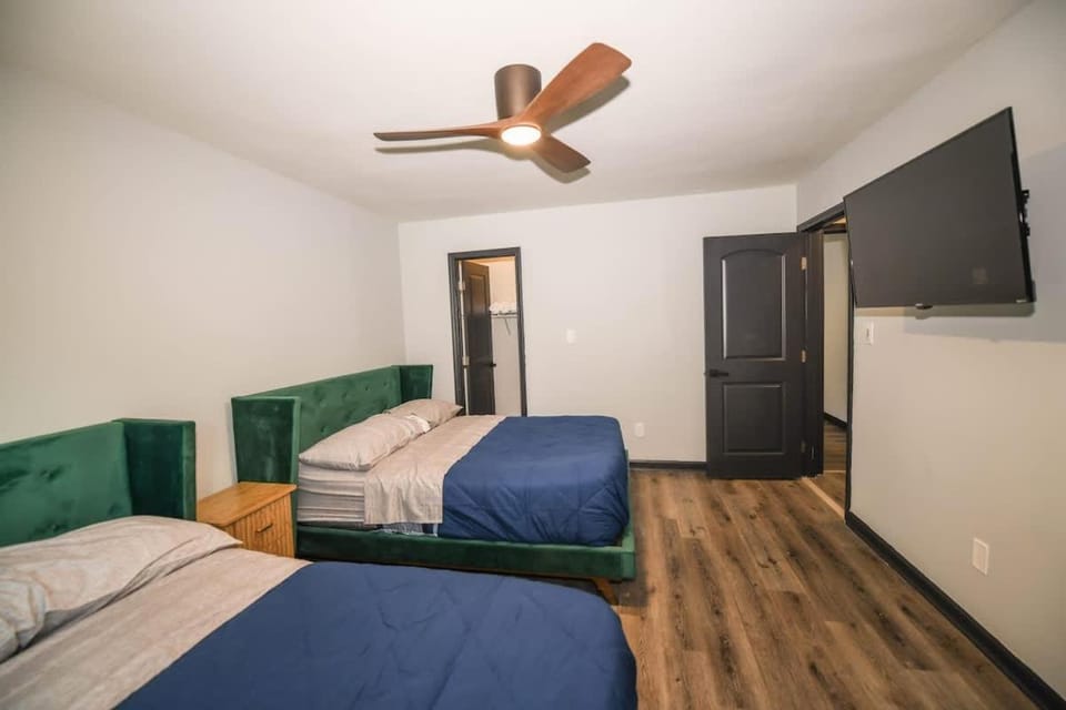 2 bedroom 20 min from downtown 4 beds House in Riverdale