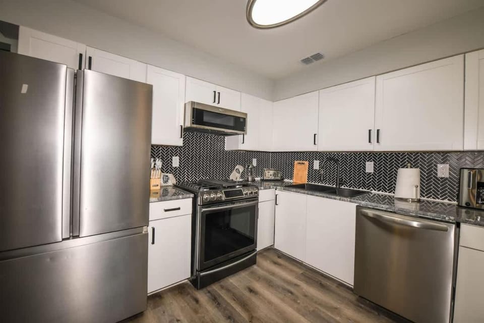 2 bedroom 20 min from downtown 4 beds House in Riverdale