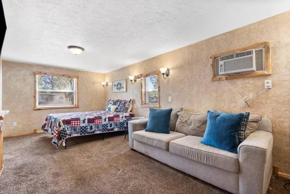 Couples Escape: Cozy Lakeside Cabin by the Marina - Holiday Home Cabin in Rockaway Beach