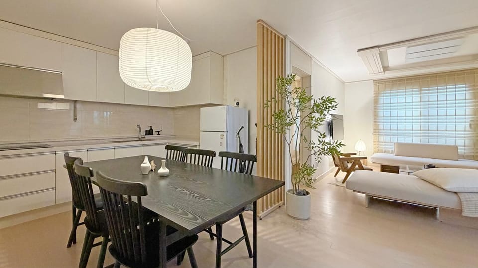 Kitchen or kitchenette, Dining area