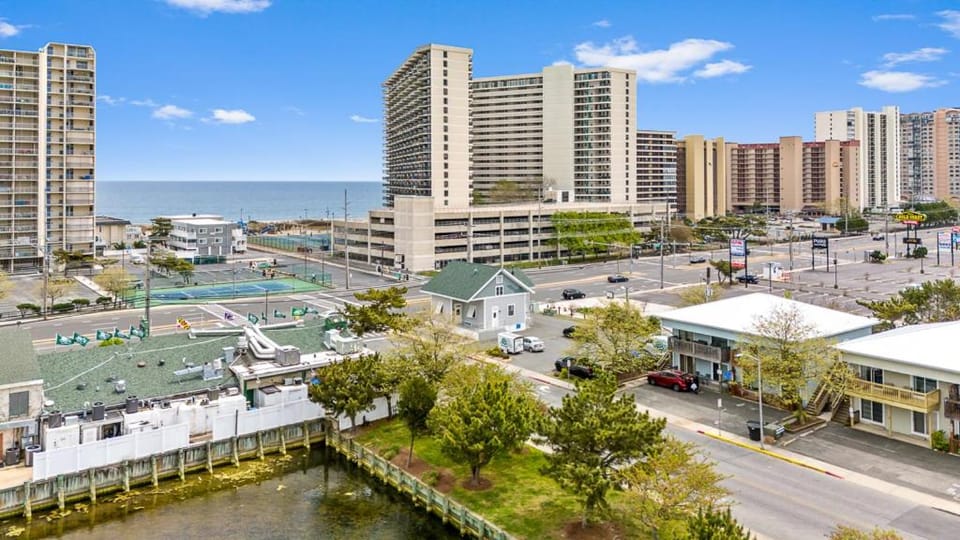 Renovated 3BR condo Short walk to beach Right by the Green Turtle House in Ocean City