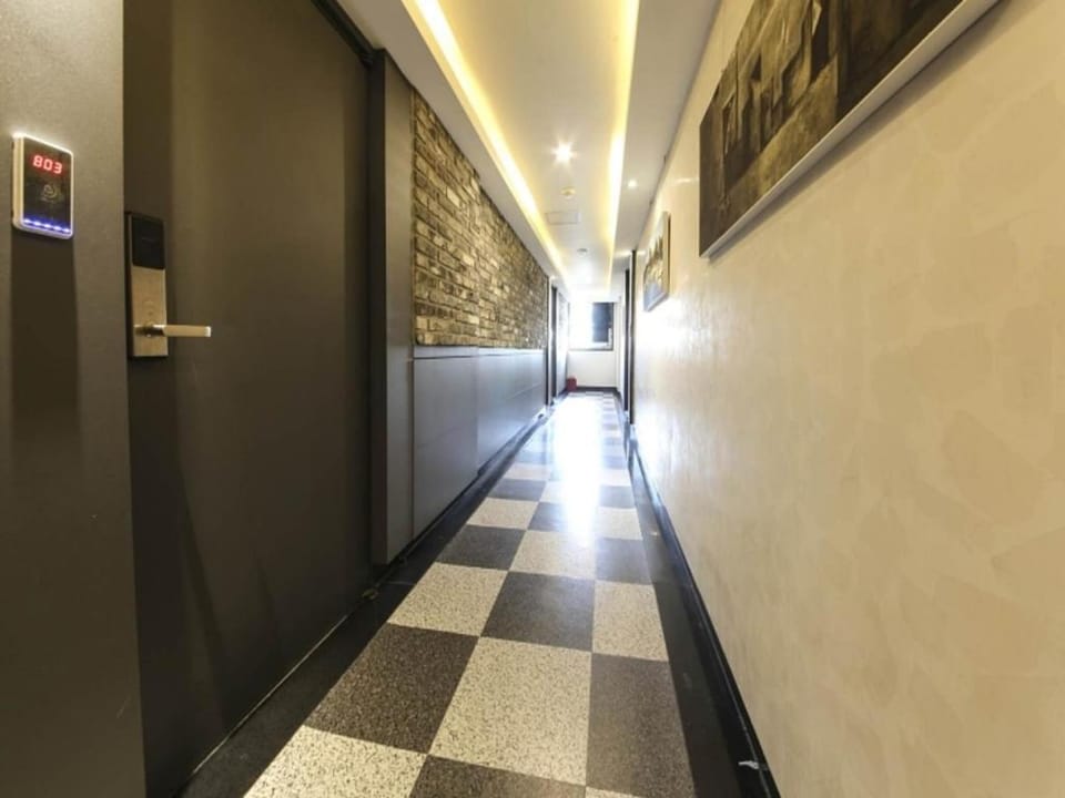 Photo of the whole room, Area and facilities