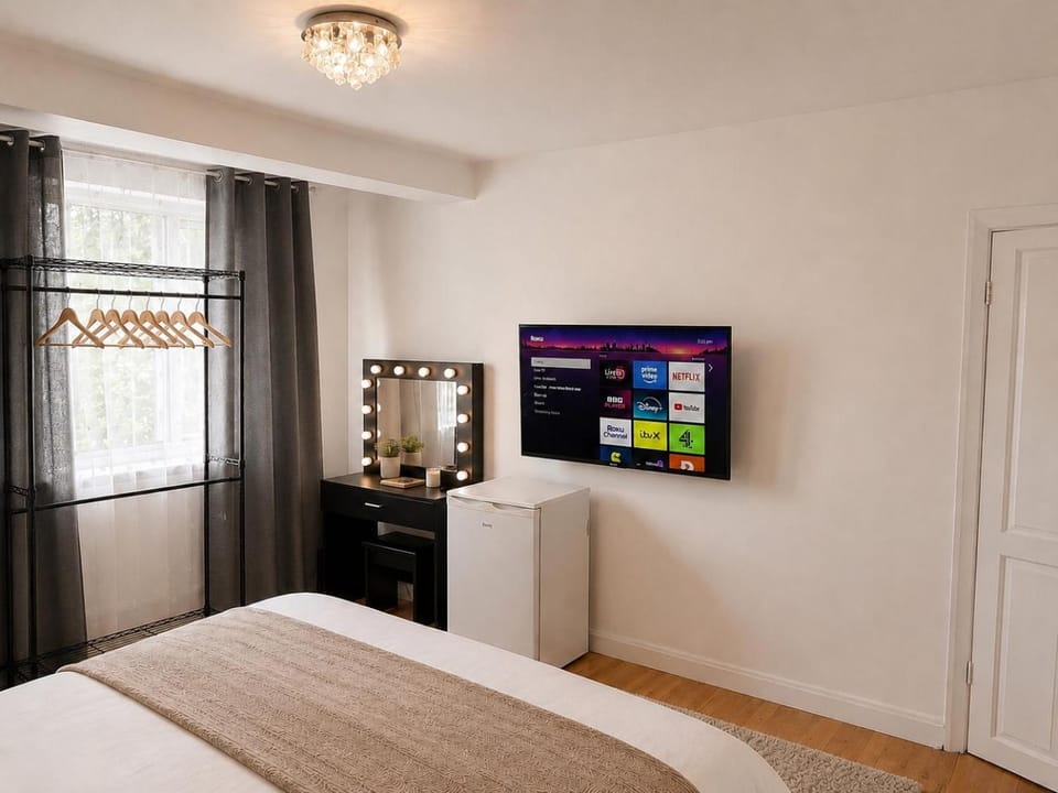 Modern Guest Rooms Near Wembley Stadium- Free parking & WiFi Bed and Breakfast in Wembley