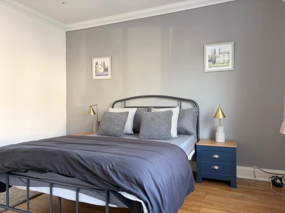 Modern Guest Rooms Near Wembley Stadium- Free parking & WiFi Bed and Breakfast in Wembley
