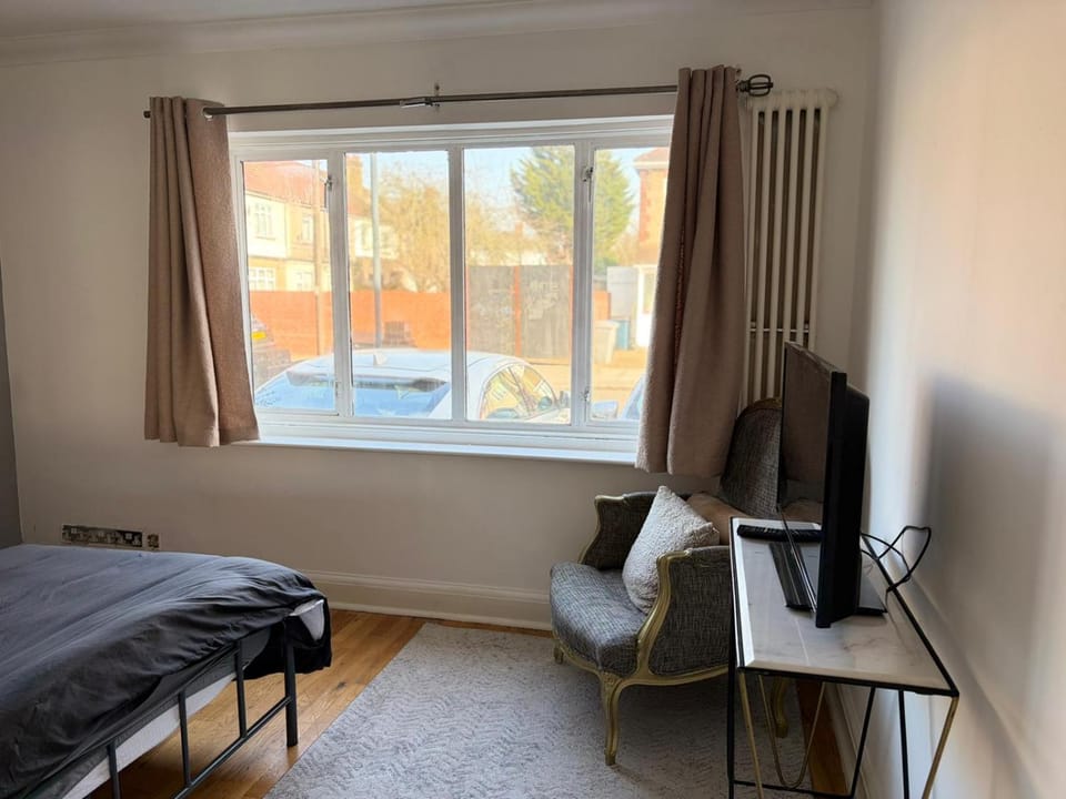 Modern Guest Rooms Near Wembley Stadium- Free parking & WiFi Bed and Breakfast in Wembley