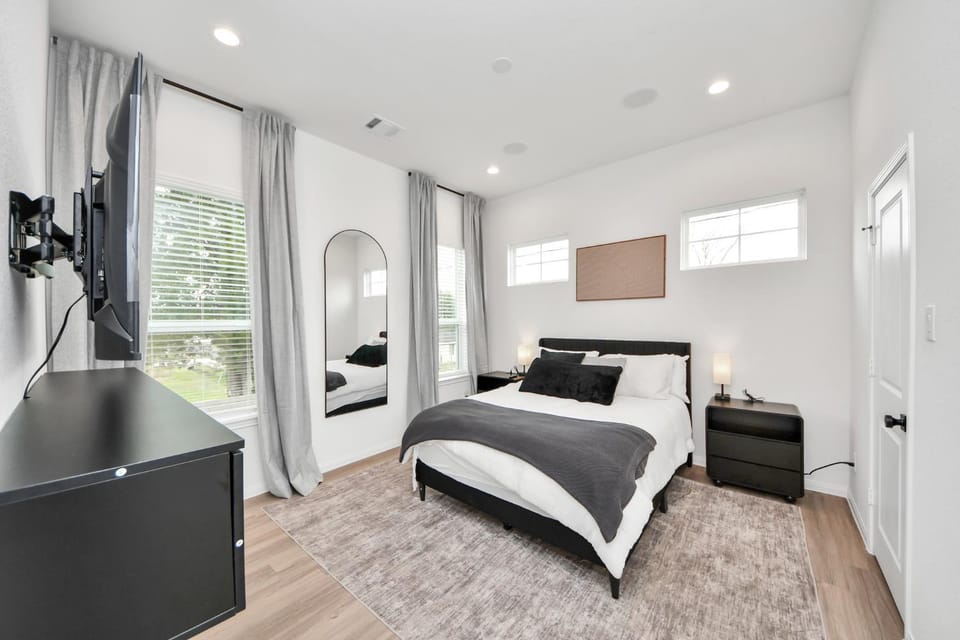 Bed, TV and multimedia, Evening entertainment, Bedroom
