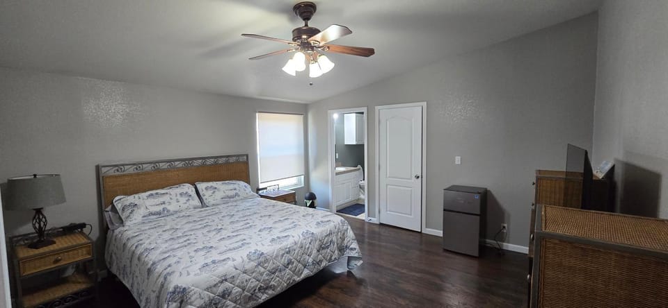 Photo of the whole room, Bedroom