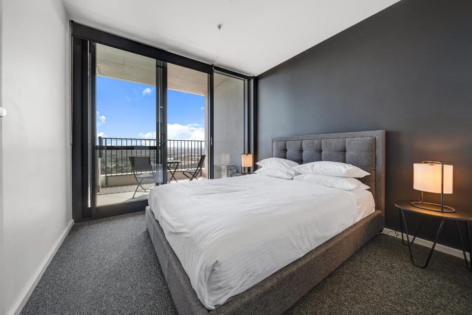 Chic 1-Bed with Stunning Lake View & Indoor Pool Apartment in Canberra