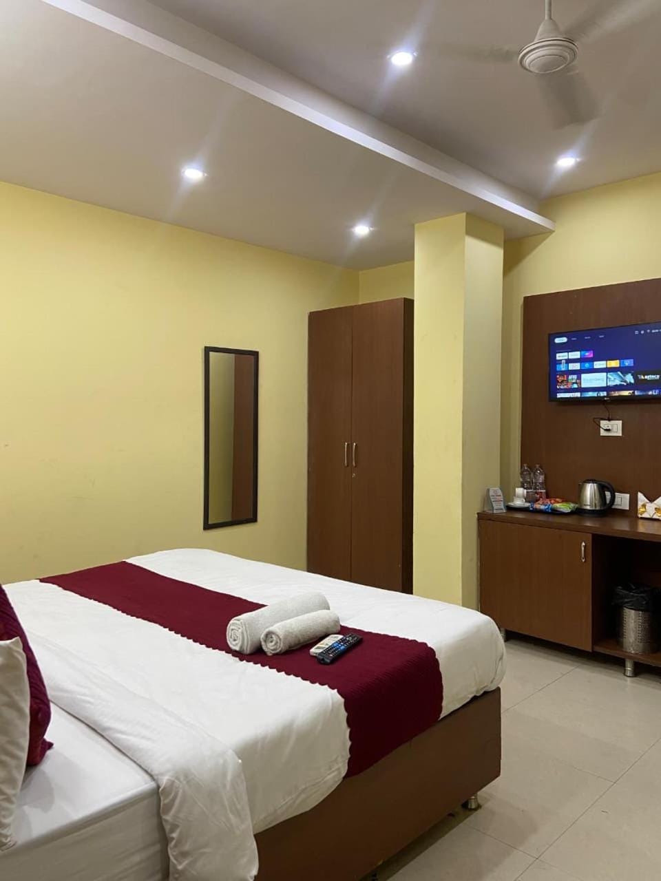 Bed, TV and multimedia, Bedroom