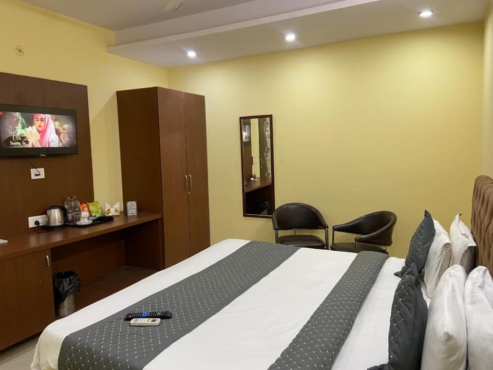 Bed, TV and multimedia, Photo of the whole room, Seating area