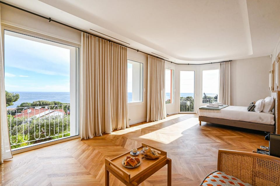 Photo of the whole room, Sea view