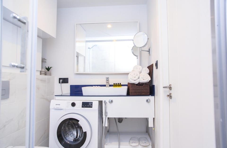Bathroom, Kitchen or kitchenette, towels, washing machine, dryer