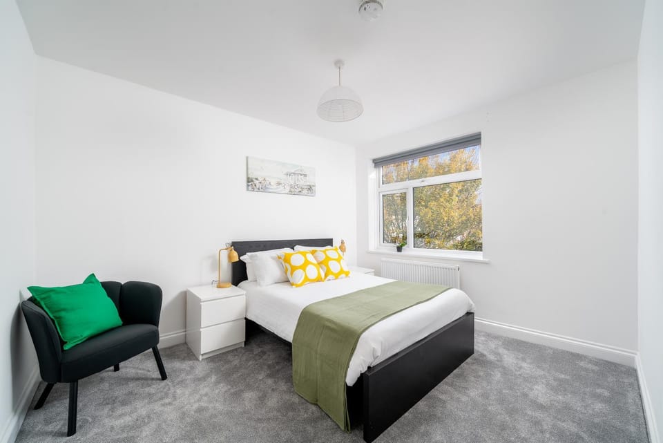 Cozy Apartments with Parking & Wifi near Tottenham Hotspur Stadium, Tube Station with Direct Tube Services To London Heathrow Airports Apartment in London