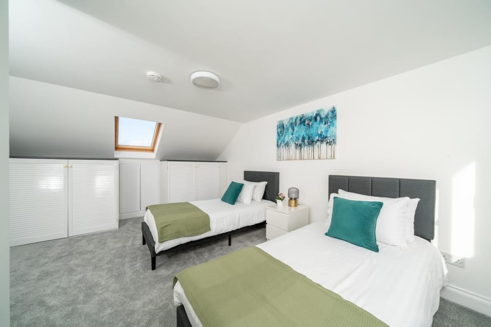 Cozy Apartments with Parking & Wifi near Tottenham Hotspur Stadium, Tube Station with Direct Tube Services To London Heathrow Airports Apartment in London