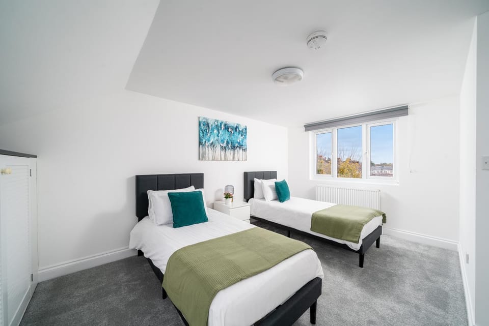 Cozy Apartments with Parking & Wifi near Tottenham Hotspur Stadium, Tube Station with Direct Tube Services To London Heathrow Airports Apartment in London