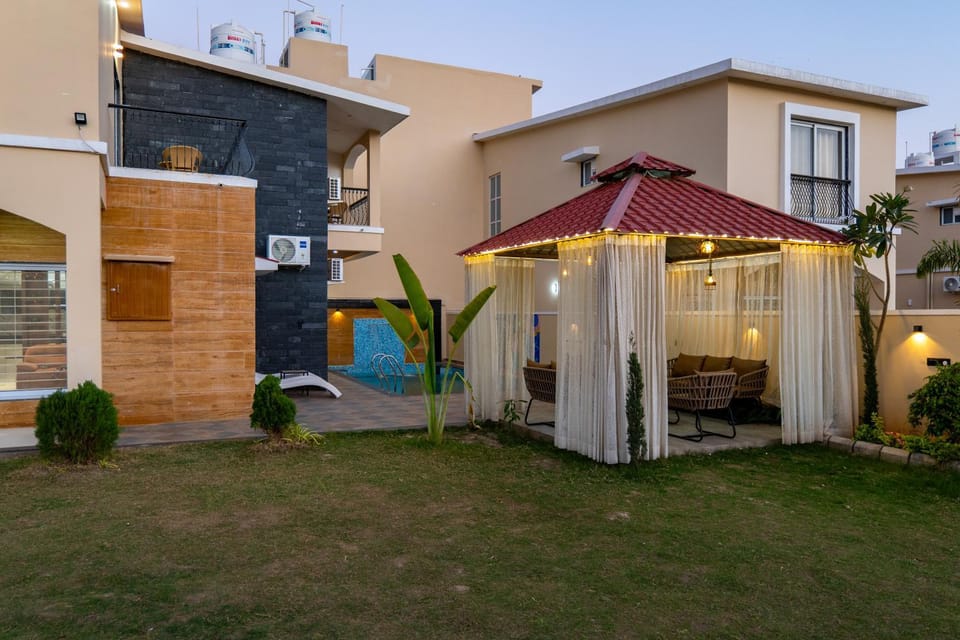 ELIVAAS Palazao, Stunning Getaway With Pvt Pool, Garden and Gazebo Villa in Udaipur