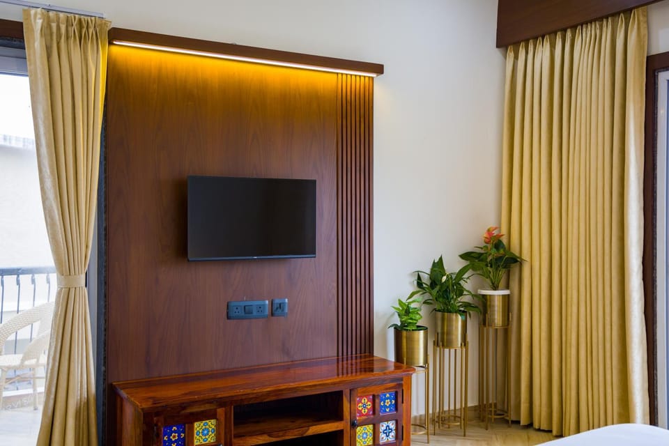 ELIVAAS Palazao, Stunning Getaway With Pvt Pool, Garden and Gazebo Villa in Udaipur