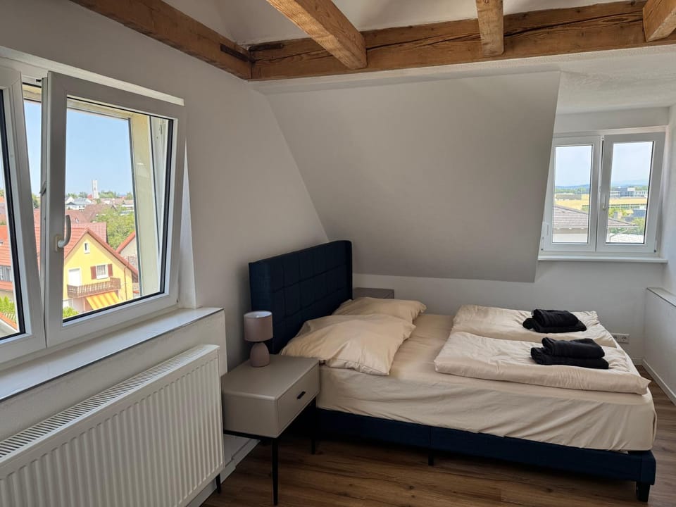 Bed, Bedroom, towels