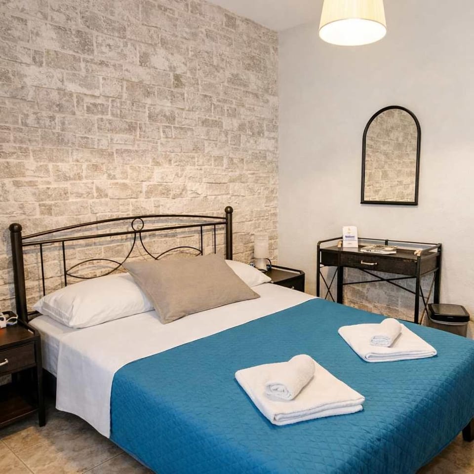 Bed, Photo of the whole room, towels