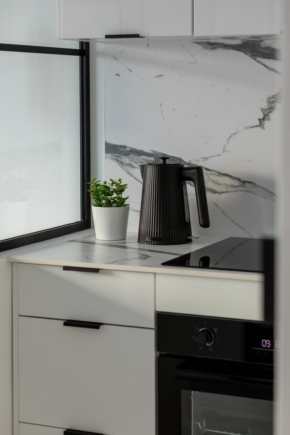 Coffee/tea facilities, Kitchen or kitchenette, stove