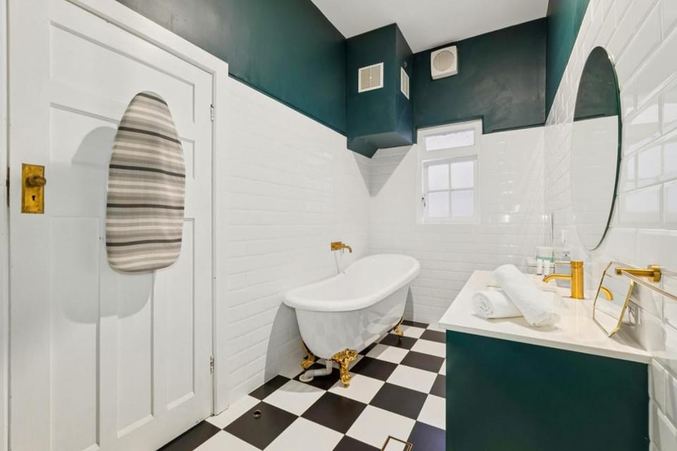 Shower, Toilet, Bathroom, Bath, towels