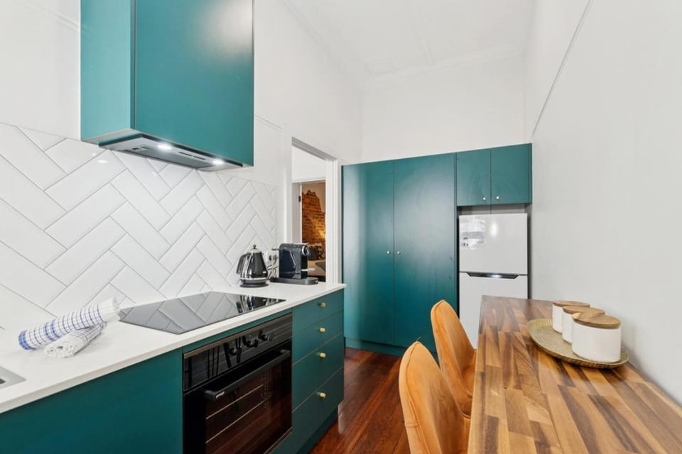 Coffee/tea facilities, Kitchen or kitchenette, Dining area, oven, stove, toaster