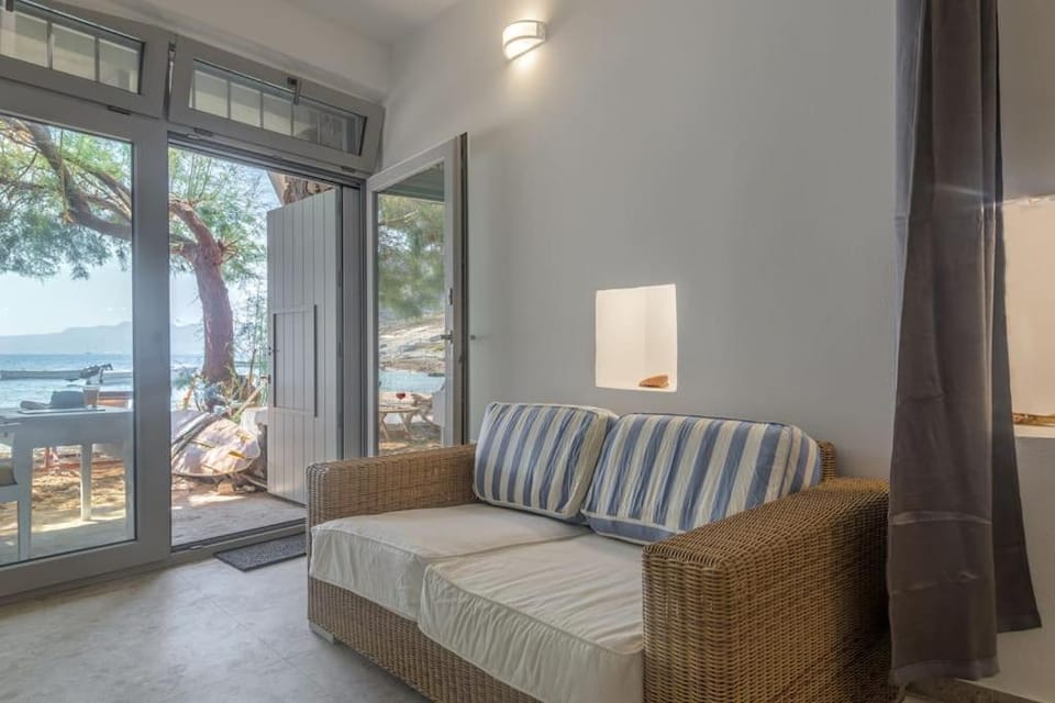 Casa del Mar Milos - on the beach House in Milos