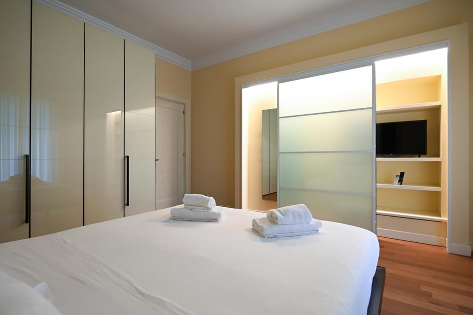 Bed, TV and multimedia, Photo of the whole room, Bedroom, towels, wardrobe